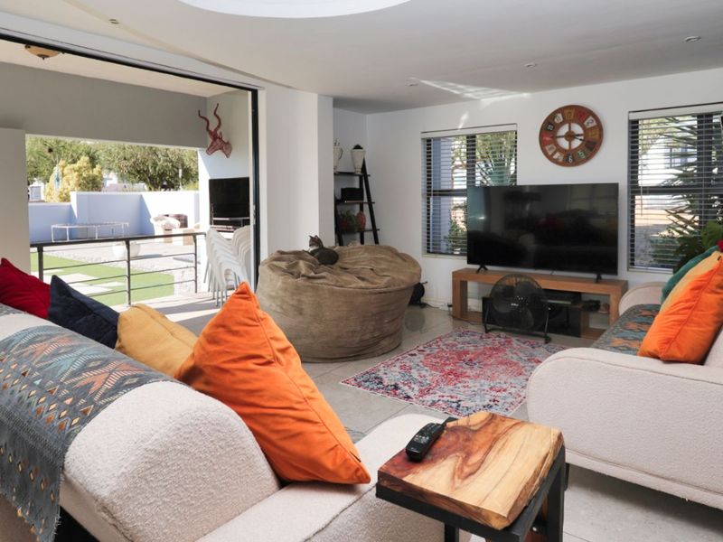 House For Sale in Mount Royal Golf Estate - Photo 2