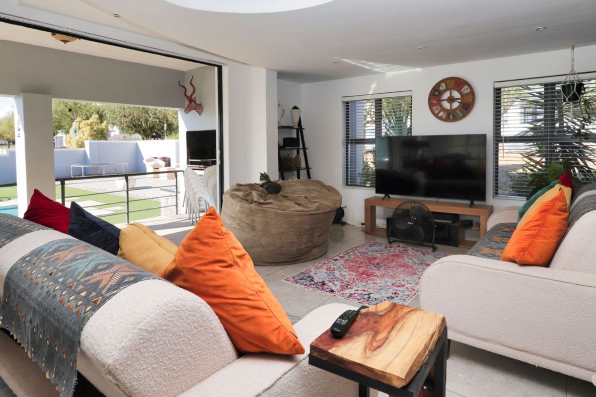 House For Sale in Mount Royal Golf Estate - Photo 2