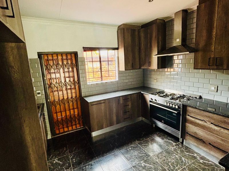 House To Rent in Equestria - Photo 4