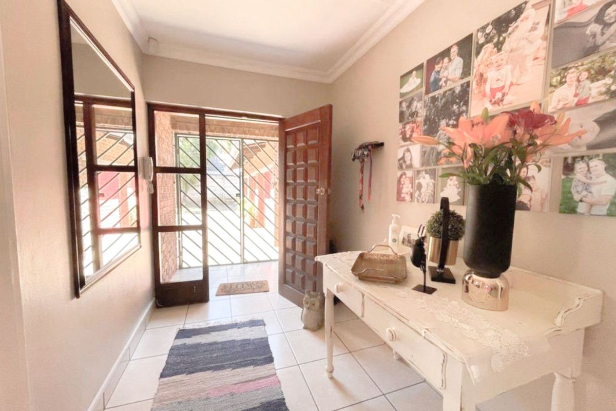 House For Sale in Aviary Hill - Photo 2