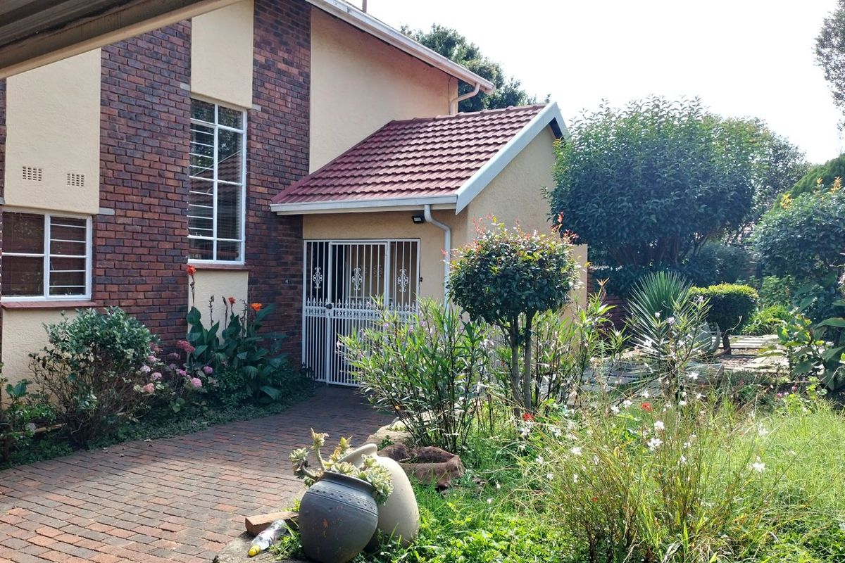 House For Sale in Wilro Park - Photo 2