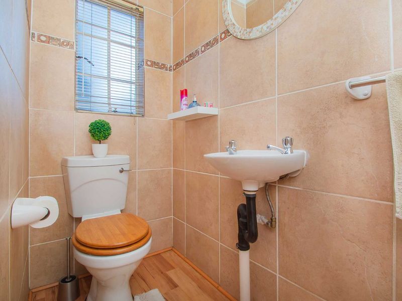 Townhouse For Sale in Willowbrook - Photo 10