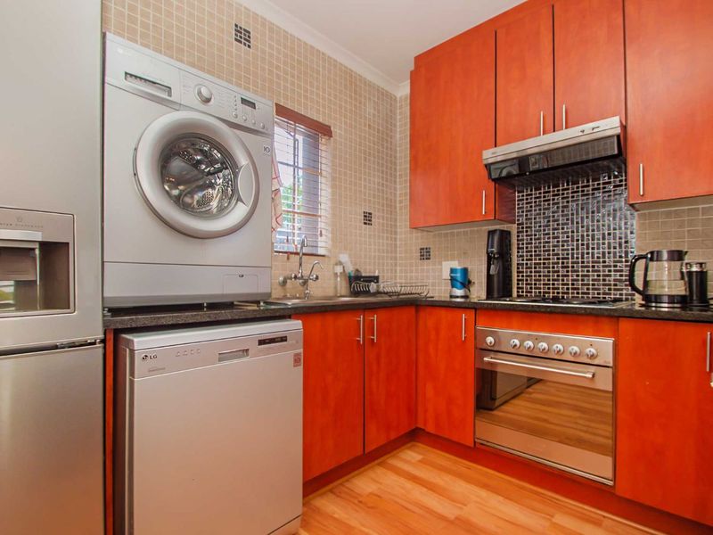 Townhouse For Sale in Willowbrook - Photo 9