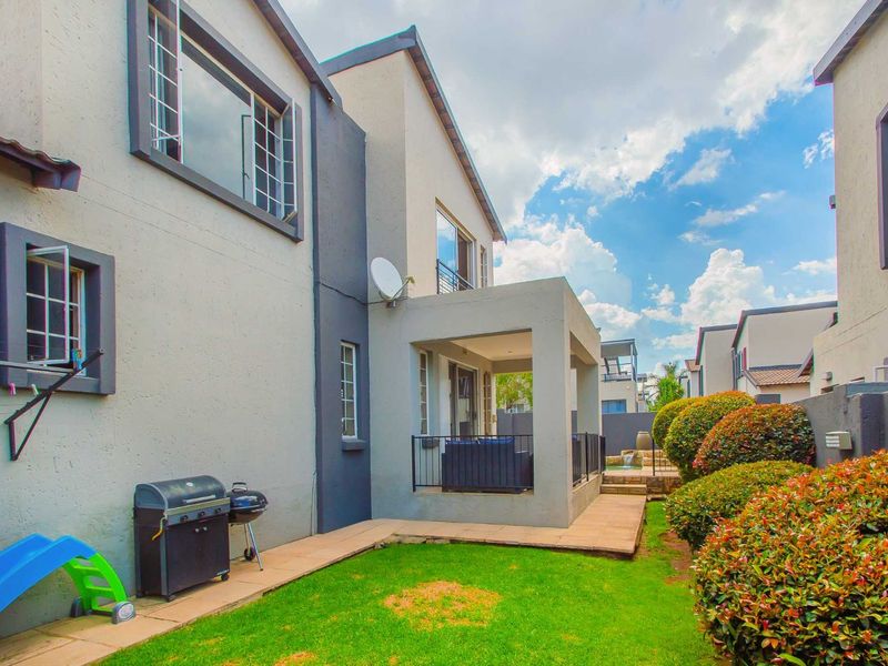 Townhouse For Sale in Willowbrook - Photo 2