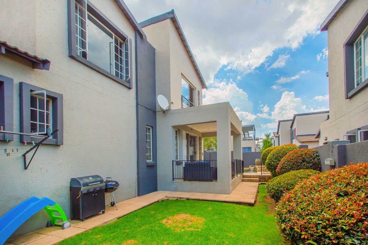 House For Sale in Willowbrook - Photo 2