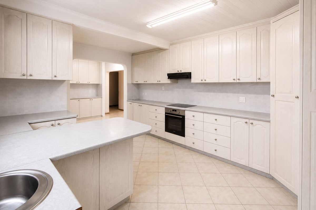 House For Sale in Bayview - Photo 4
