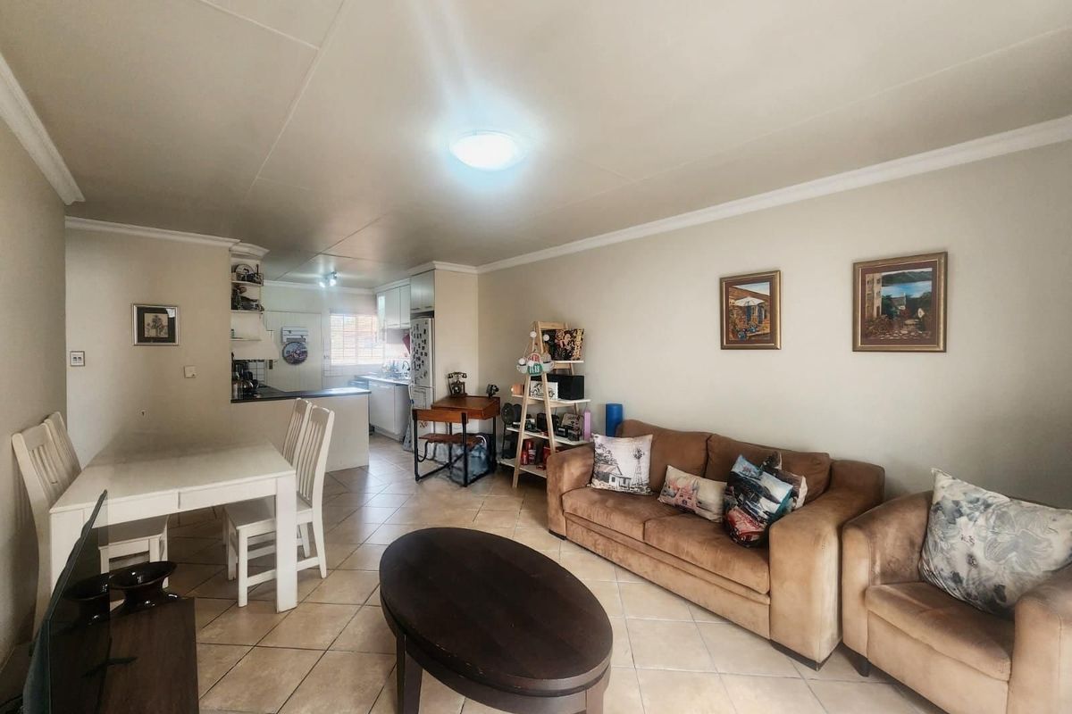 Townhouse For Sale in Highveld - Photo 5