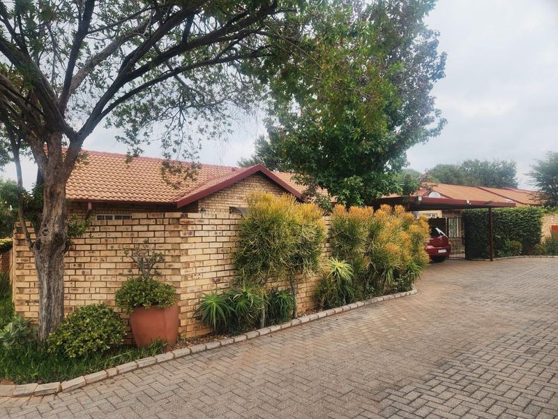 Townhouse For Sale in Highveld - Photo 2