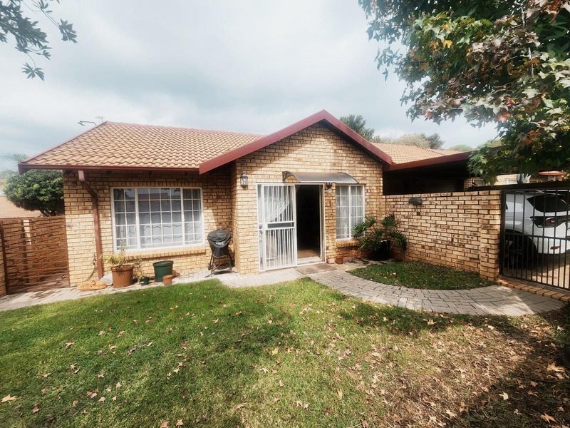 Townhouse For Sale in Highveld - Photo 10