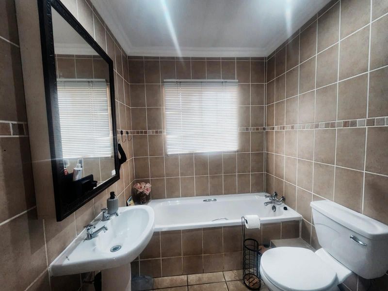 Townhouse For Sale in Highveld - Photo 9