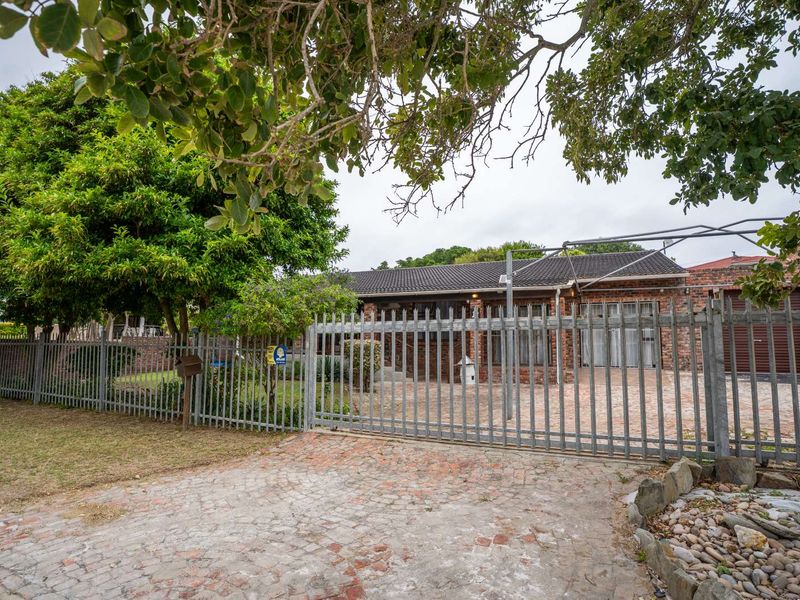 House For Sale in Clarendon Marine - Photo 2