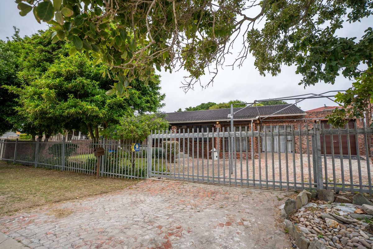 House For Sale in Clarendon Marine - Photo 2