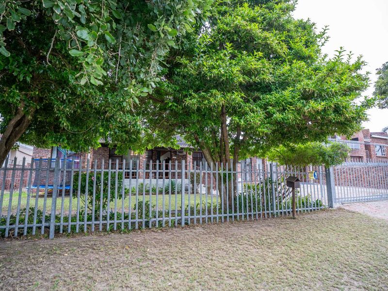 House For Sale in Clarendon Marine - Photo 3