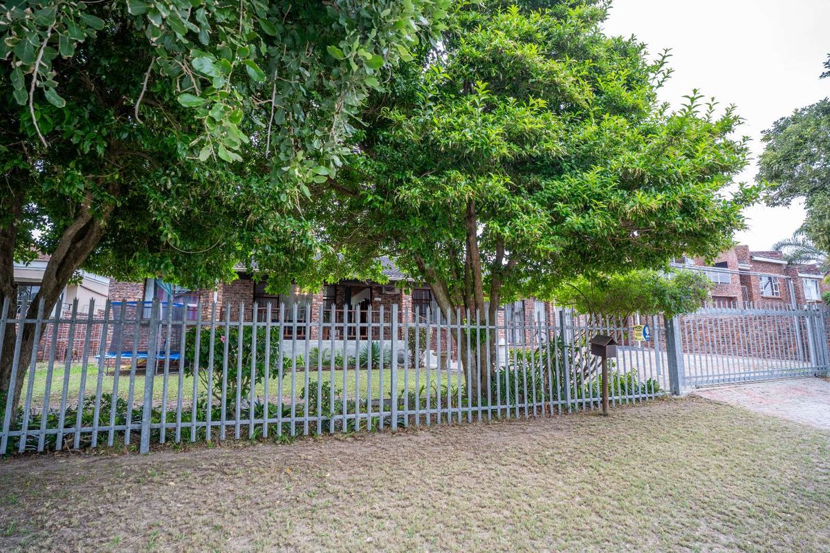 House For Sale in Clarendon Marine - Photo 3