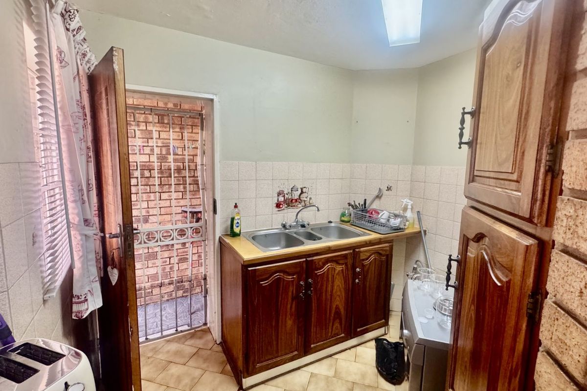 House To Rent in Zwartkop - Photo 5