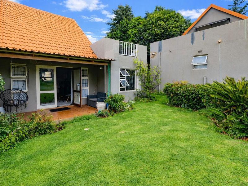 Townhouse For Sale in Weltevreden Park - Photo 2