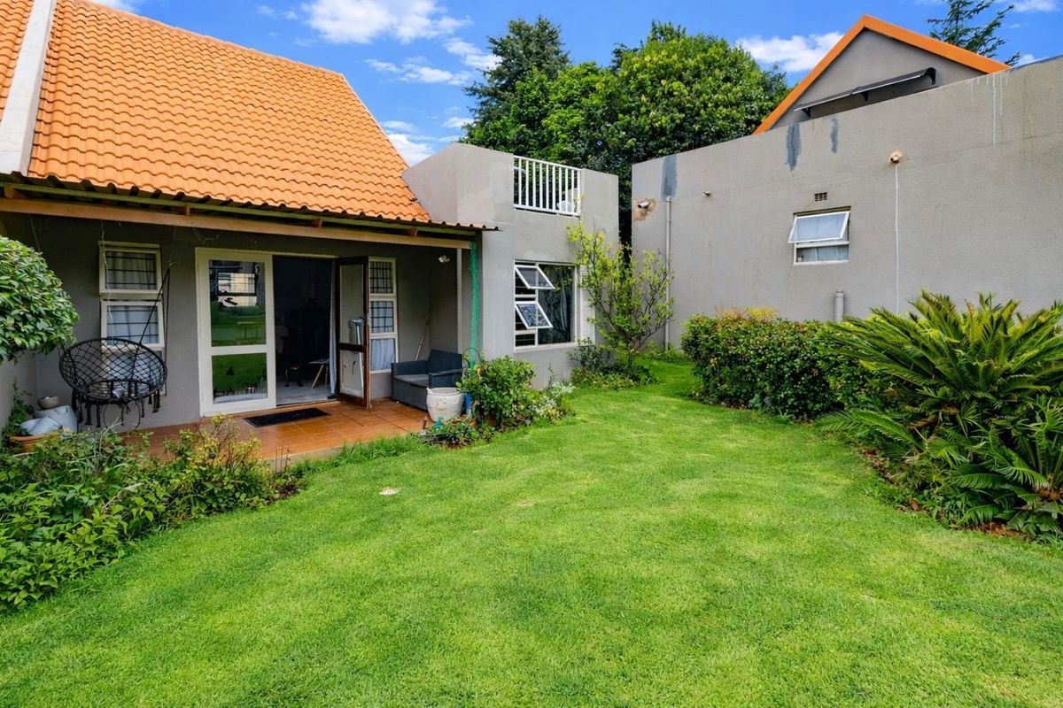 Townhouse For Sale in Weltevreden Park - Photo 2