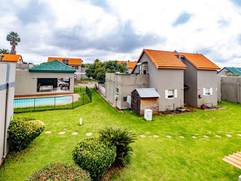 Townhouse For Sale in Weltevreden Park - Photo 4