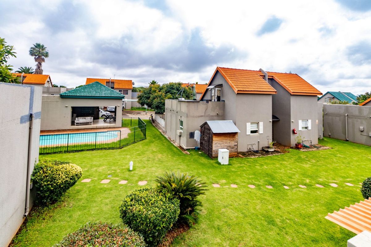 Townhouse For Sale in Weltevreden Park - Photo 4