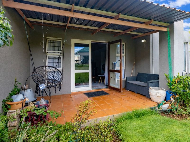 Townhouse For Sale in Weltevreden Park - Photo 3