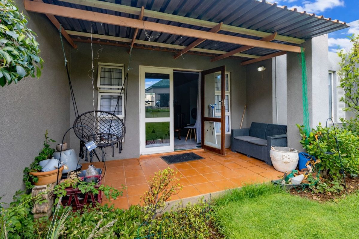 Townhouse For Sale in Weltevreden Park - Photo 3