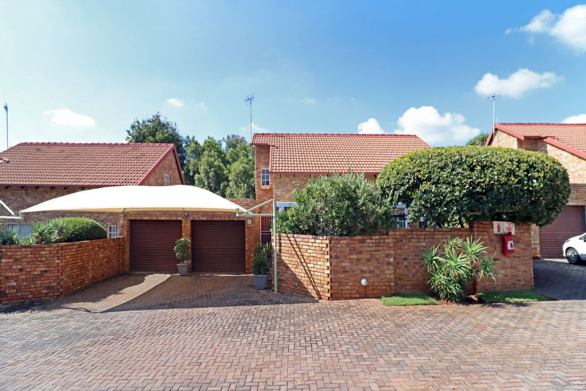 Townhouse For Sale in Highveld - Photo 2