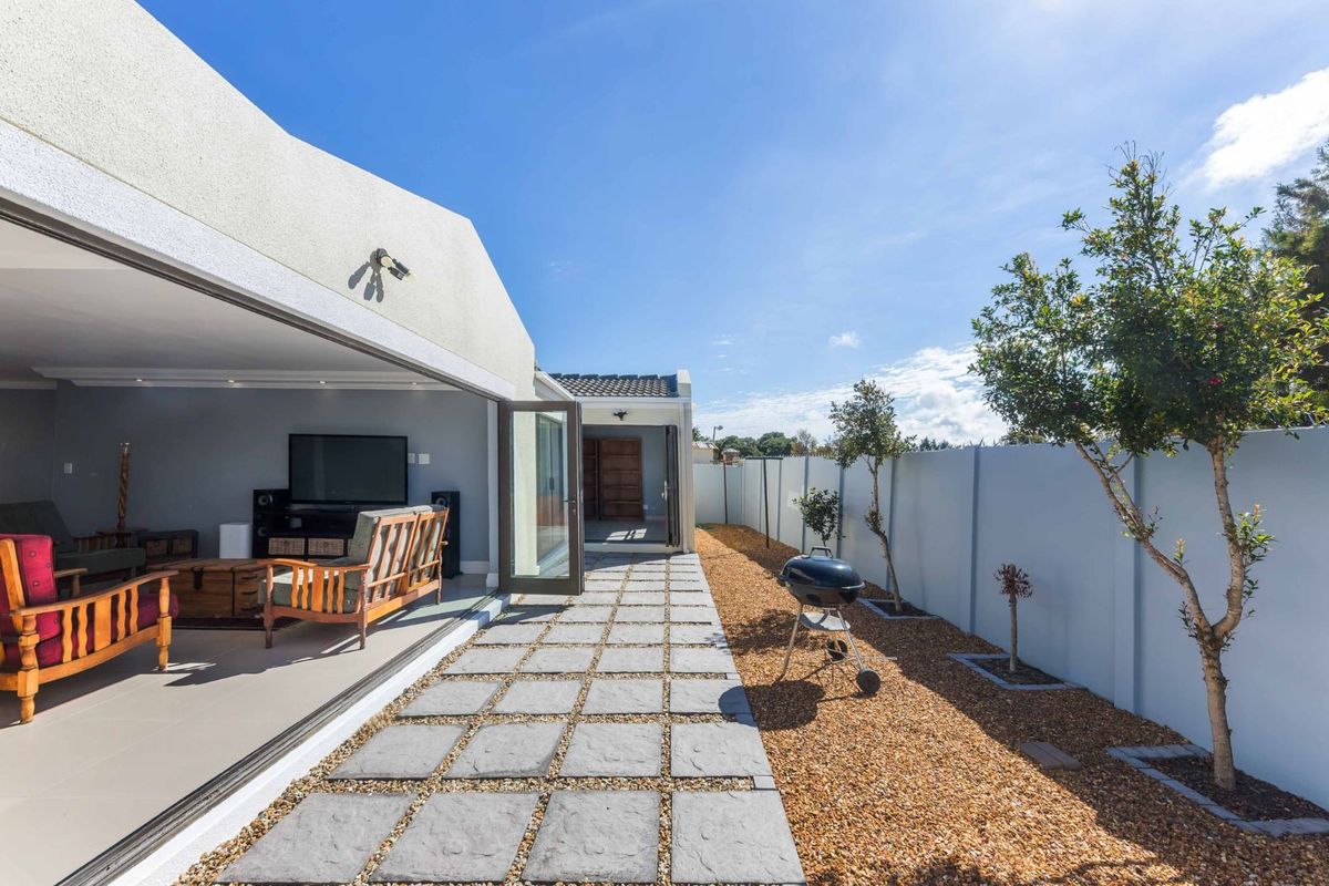 House For Sale in Sunningdale - Photo 2