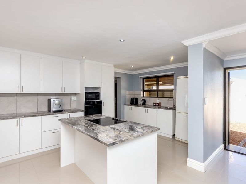 House For Sale in Sunningdale - Photo 9