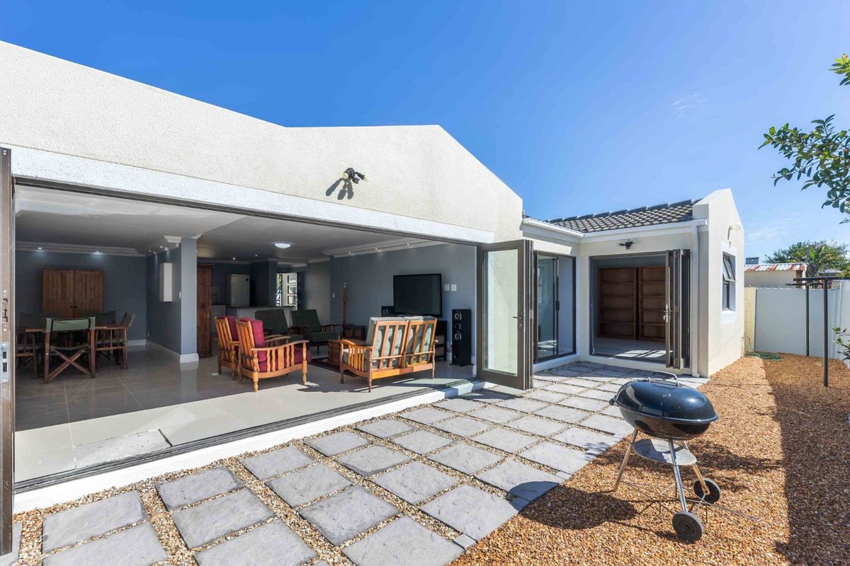 House For Sale in Sunningdale - Photo 3