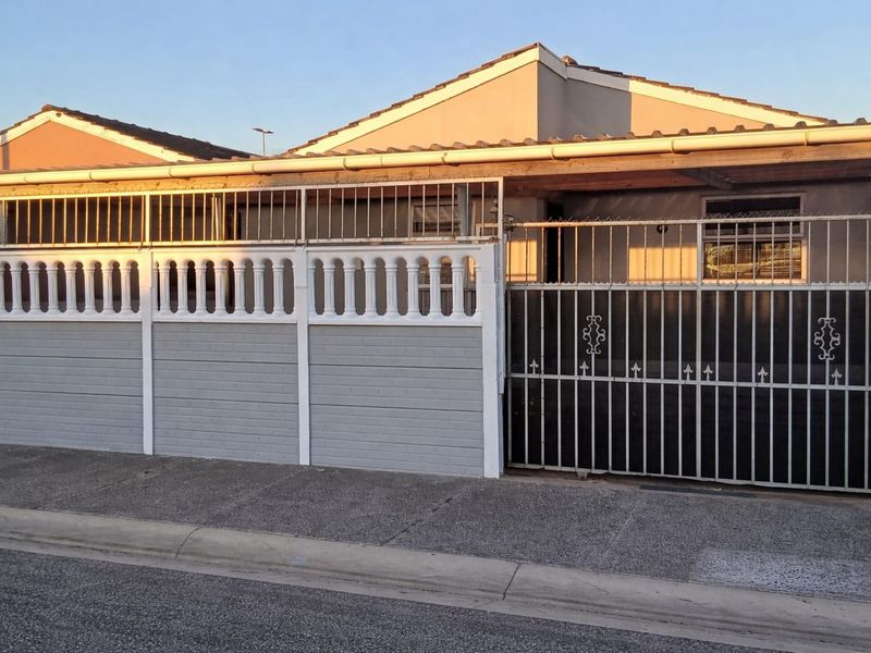 House For Sale in Portlands - Photo 2