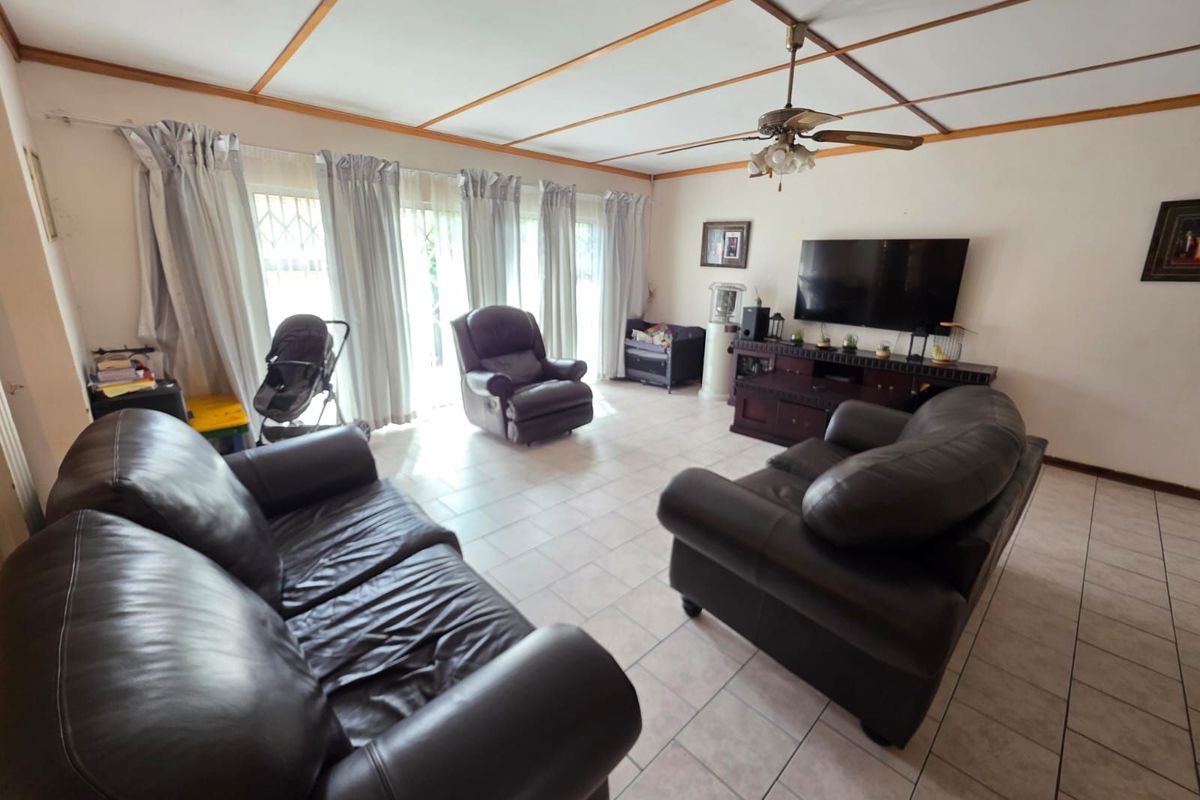 House For Sale in Royldene - Photo 4