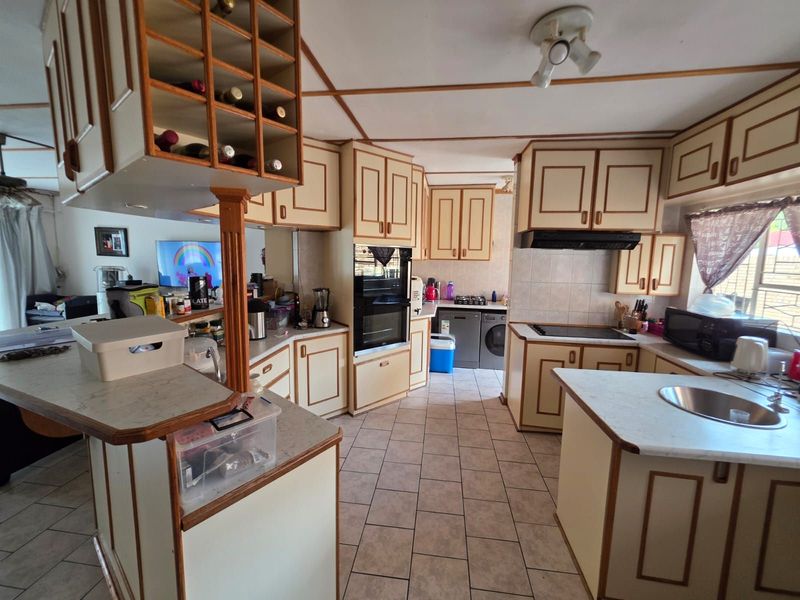 House For Sale in Royldene - Photo 8