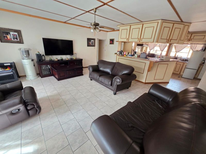 House For Sale in Royldene - Photo 3