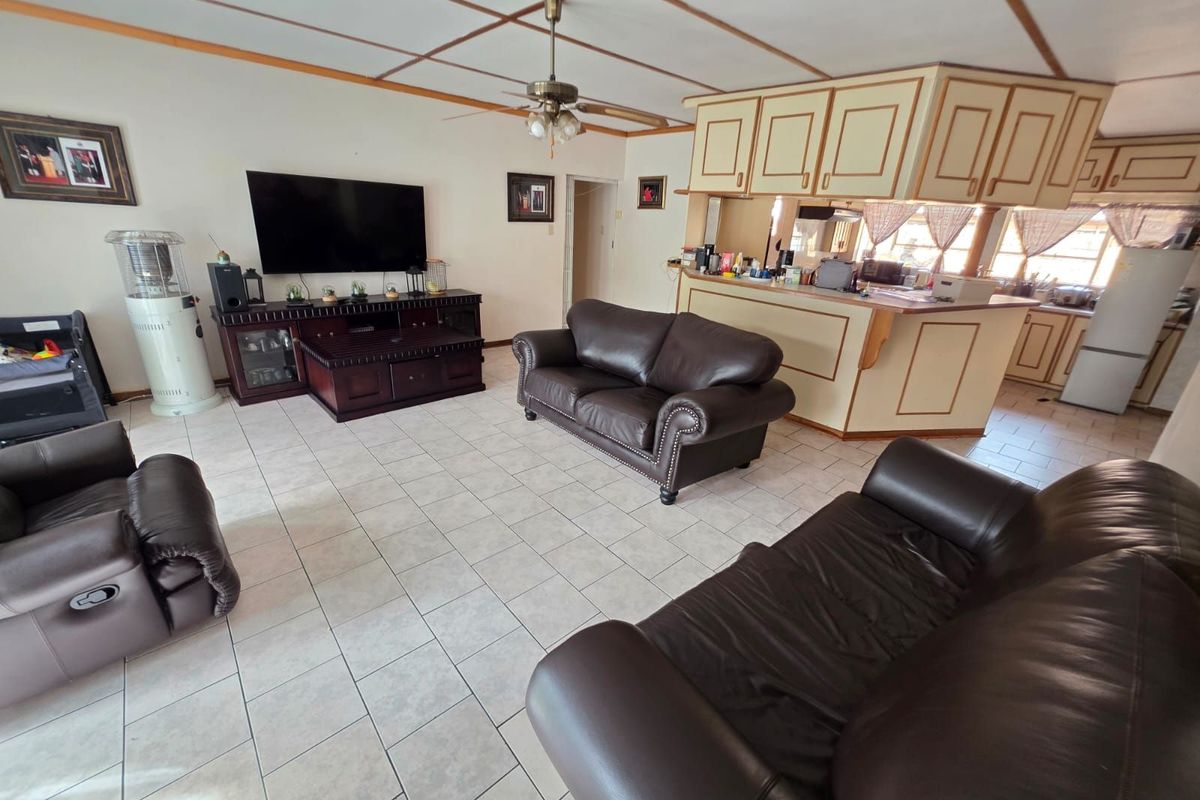 House For Sale in Royldene - Photo 3