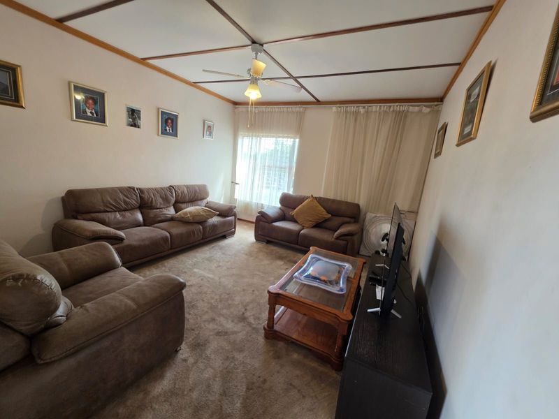 House For Sale in Royldene - Photo 2