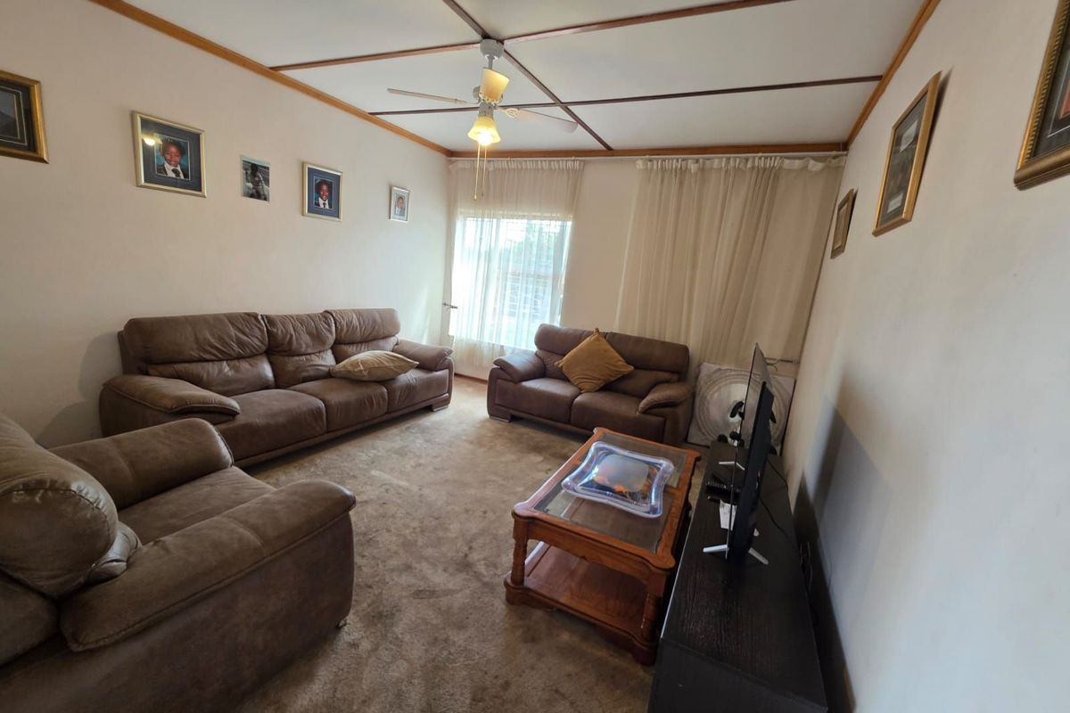 House For Sale in Royldene - Photo 2