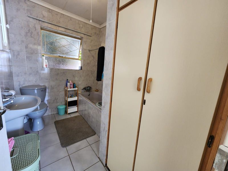 Townhouse For Sale in Royldene - Photo 9