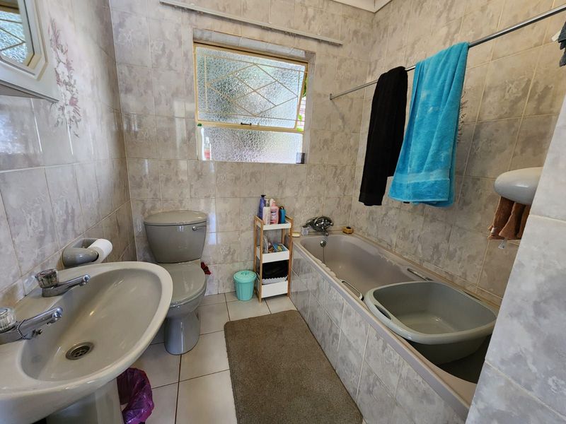 Townhouse For Sale in Royldene - Photo 8