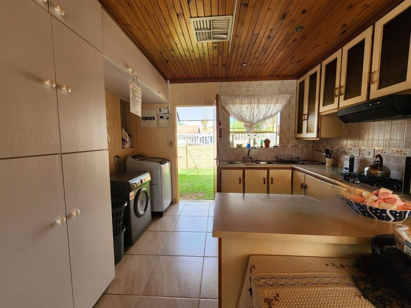 Townhouse For Sale in Royldene - Photo 6