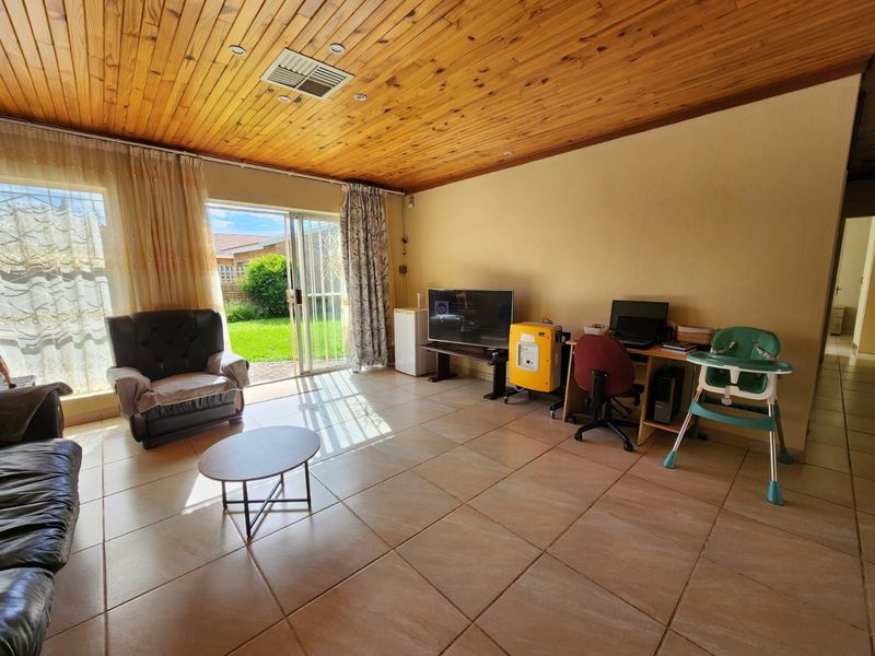 Townhouse For Sale in Royldene - Photo 2