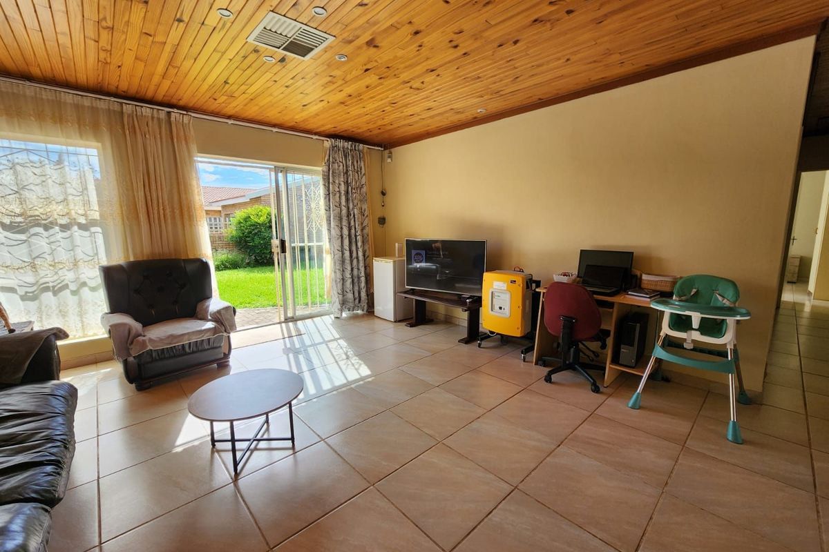 Townhouse For Sale in Royldene - Photo 2