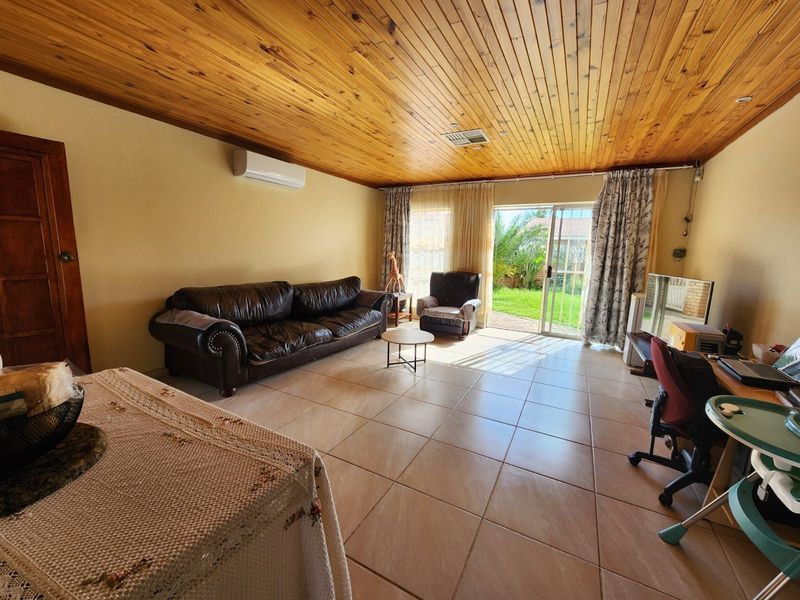 Townhouse For Sale in Royldene - Photo 3