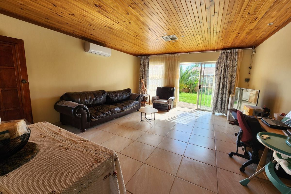 Townhouse For Sale in Royldene - Photo 3