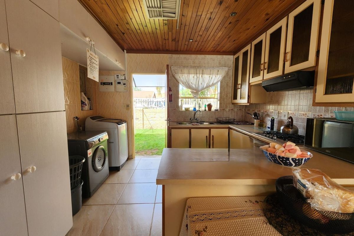 Townhouse For Sale in Royldene - Photo 5