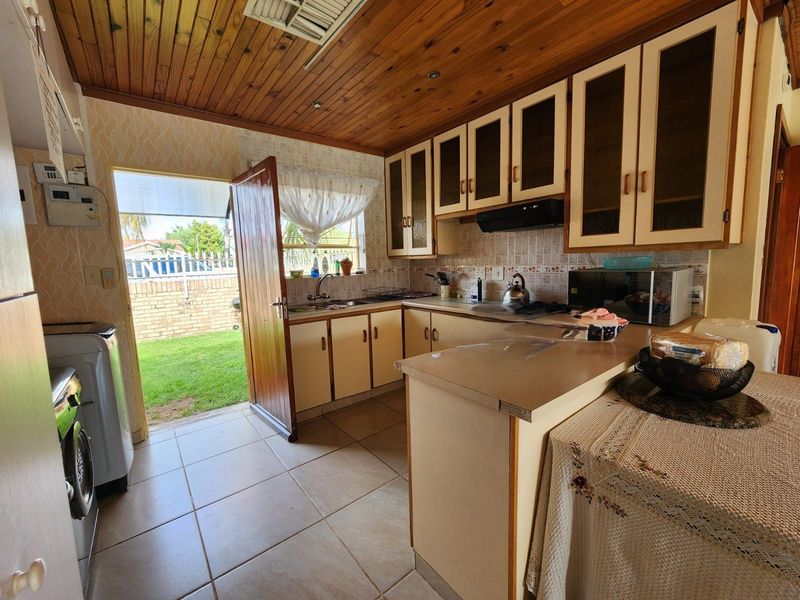 Townhouse For Sale in Royldene - Photo 4