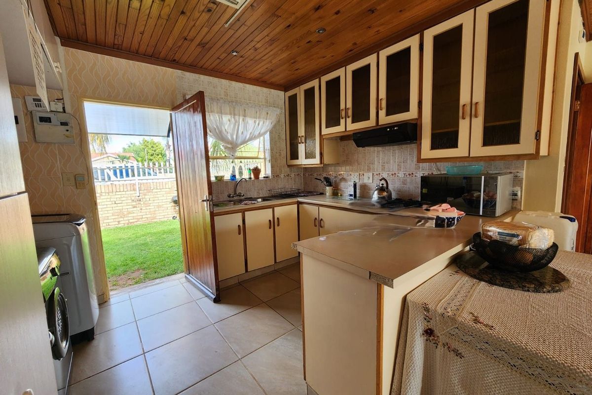 Townhouse For Sale in Royldene - Photo 4