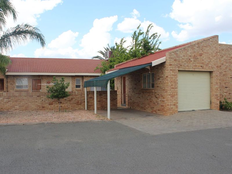 Townhouse For Sale in Royldene - Photo 1