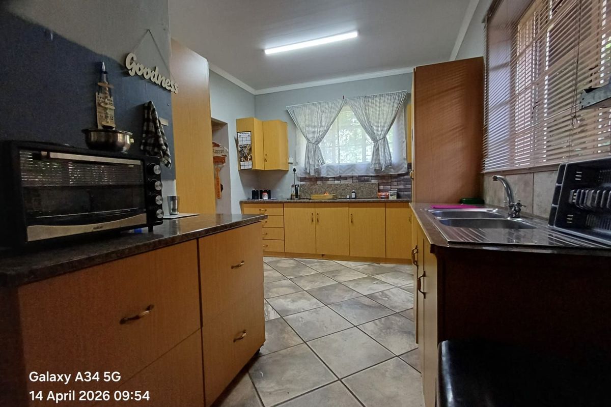 House For Sale in Stilfontein Ext 1 - Photo 4