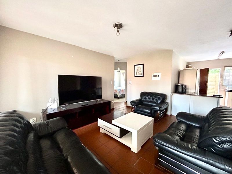 Townhouse To Rent in Faerie Glen - Photo 4