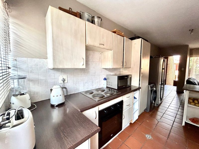 Townhouse To Rent in Faerie Glen - Photo 2